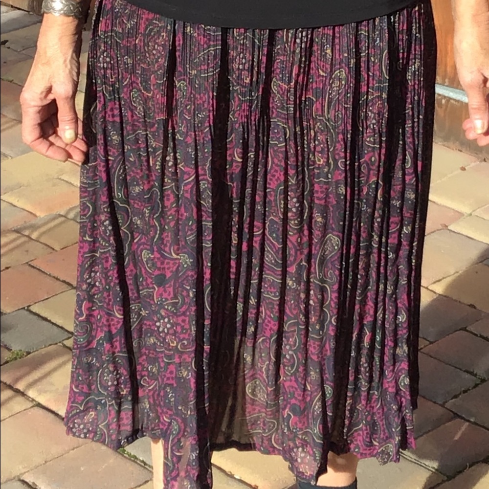 Pleated paisley print skirt.